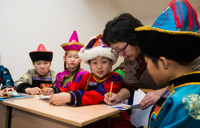 буряты улан удэ. бурятские школьники. национальный язык бурят. бурятия люди. бурятии на бурятском языке.