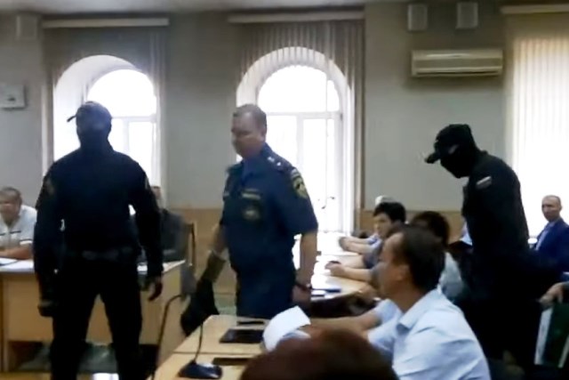 В Чите ФСБ задержало сотрудника МЧС прямо на совещании мэра ► В Чите ФСБ задержало сотрудника МЧС прямо на совещании мэра ►