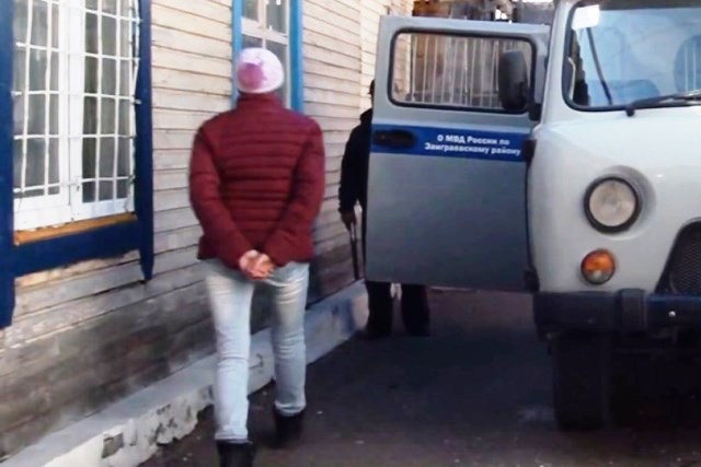 В Бурятии молодая мать из мести пыталась поджечь здание районной администрации ► В Бурятии молодая мать из мести пыталась поджечь здание районной администрации ►