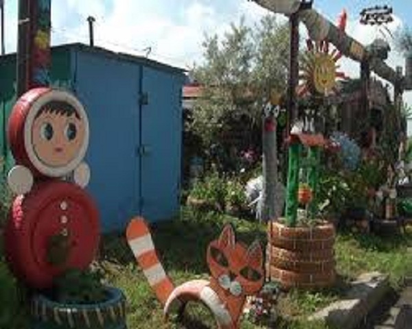«Красивый» мусор. Когда мы перестанем украшать дворы чем попало? «Красивый» мусор. Когда мы перестанем украшать дворы чем попало?