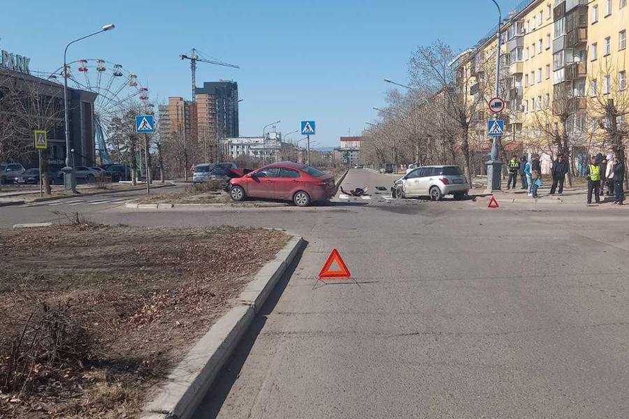 В Улан-Удэ на перекрестке столкнулись два автомобиля В Улан-Удэ на перекрестке столкнулись два автомобиля