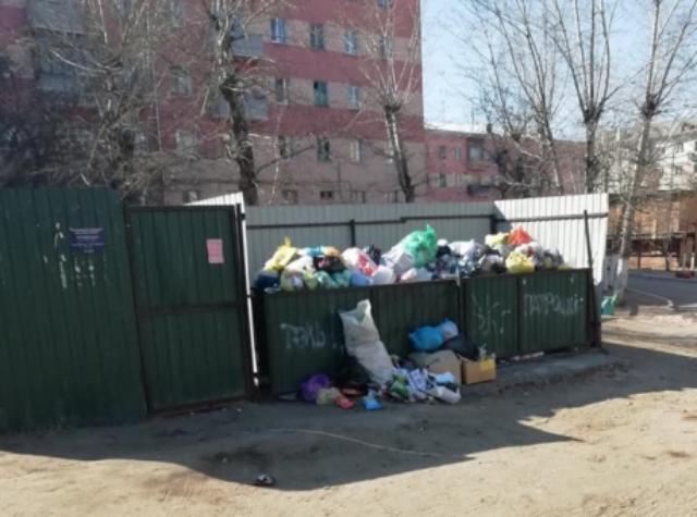 В Улан-Удэ разбираются с переполненными мусорными контейнерами В Улан-Удэ разбираются с переполненными мусорными контейнерами