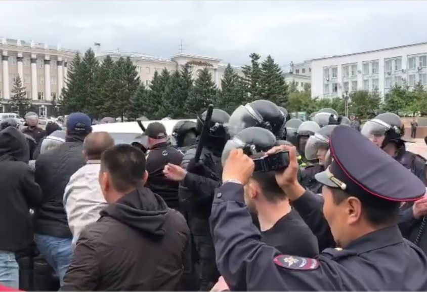Очевидцы сообщают о задержании главных инициаторов акции протеста в Улан-Удэ Очевидцы сообщают о задержании главных инициаторов акции протеста в Улан-Удэ