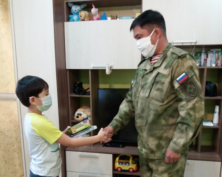 Росгвардейцы Бурятии поздравили детей с Международным праздником детства Росгвардейцы Бурятии поздравили детей с Международным праздником детства