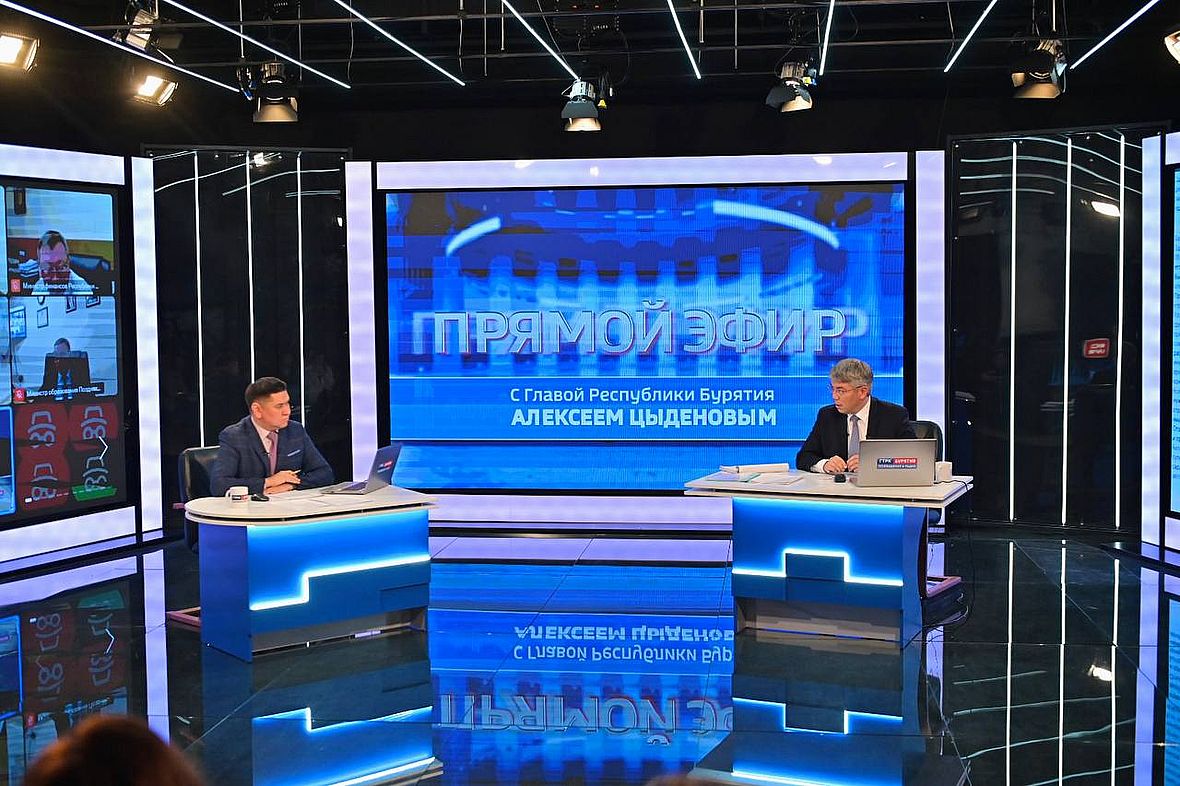 Два часа и 4,5 тысячи вопросов: глава Бурятии провёл «прямой эфир» с жителями республики Два часа и 4,5 тысячи вопросов: глава Бурятии провёл «прямой эфир» с жителями республики