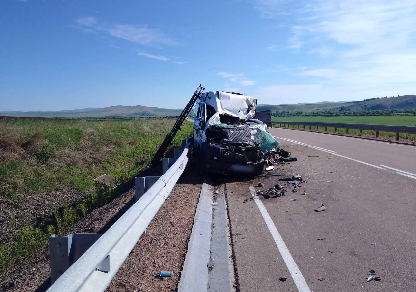 В Бурятии при столкновении автобуса с грузовиком пострадали 12 человек В Бурятии при столкновении автобуса с грузовиком пострадали 12 человек
