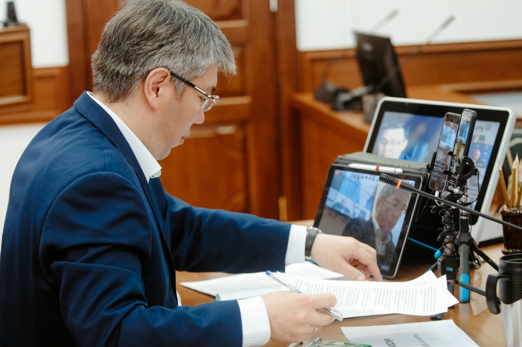 Глава Бурятии провел прямой эфир в соцсетях по ситуации с коронавирусом и мерам поддержки бизнеса Глава Бурятии провел прямой эфир в соцсетях по ситуации с коронавирусом и мерам поддержки бизнеса