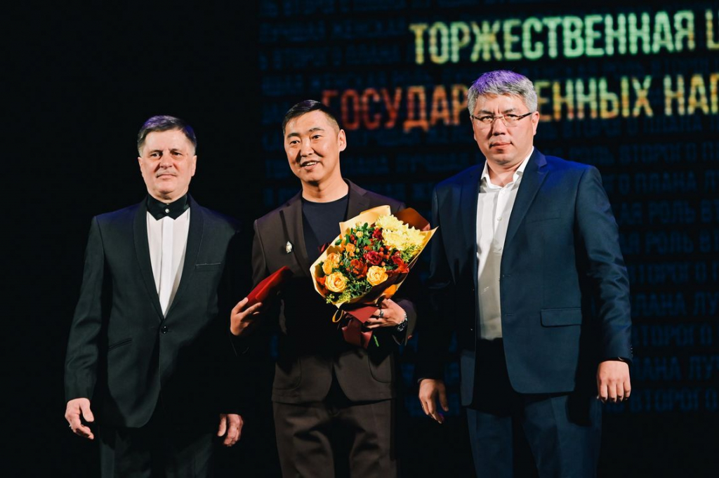 В Улан-Удэ наградили лучших театральных работников В Улан-Удэ наградили лучших театральных работников