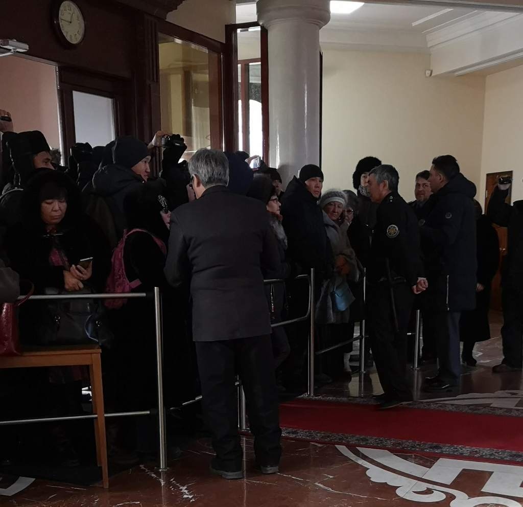 Митинг ворвался в Хурал Митинг ворвался в Хурал