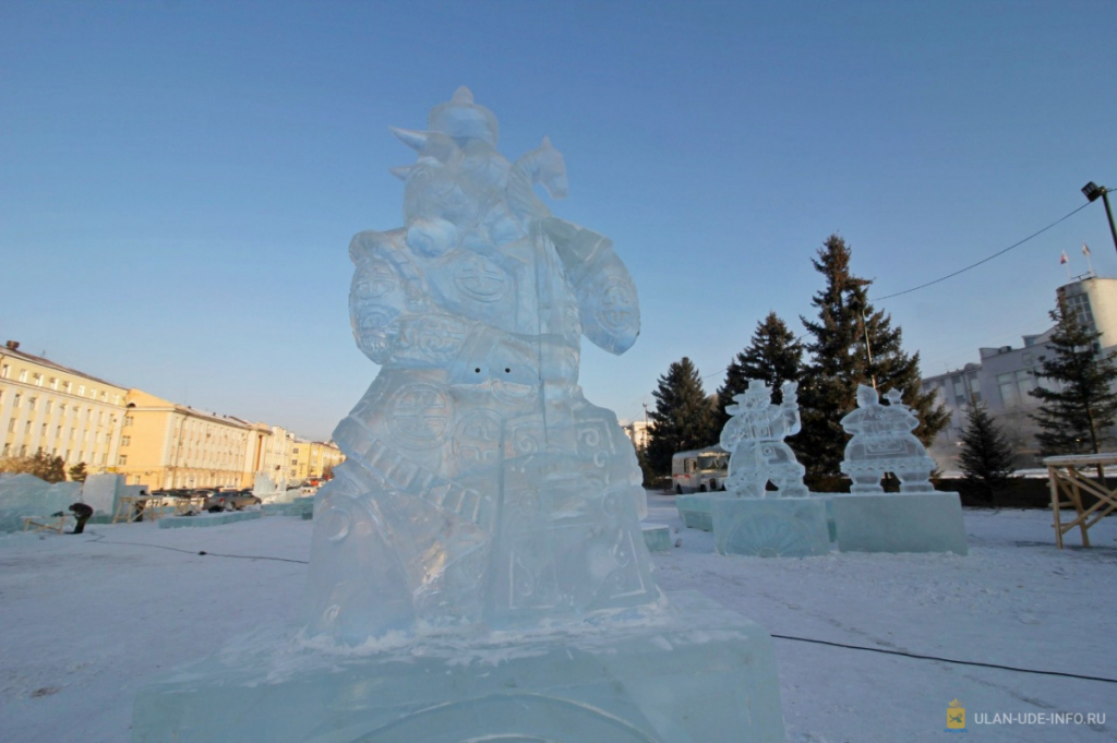 На площади Советов начали появляться ледяные скульптуры На площади Советов начали появляться ледяные скульптуры