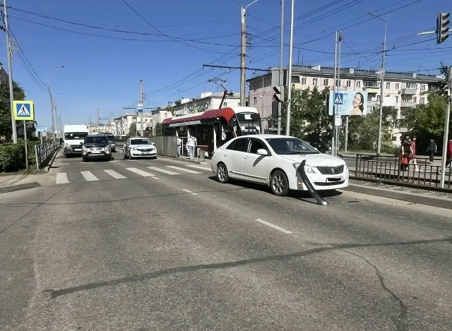 В Улан–Удэ женщина попала под колёса автомобиля, переходя дорогу на запрещающий сигнал светофора В Улан–Удэ женщина попала под колёса автомобиля, переходя дорогу на запрещающий сигнал светофора