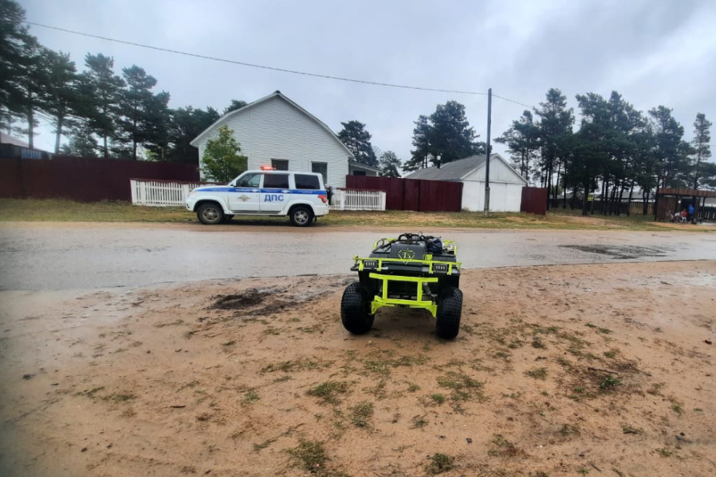 В Бурятии две женщины попали в аварию, катаясь на квадроцикле по селу ранним утром В Бурятии две женщины попали в аварию, катаясь на квадроцикле по селу ранним утром