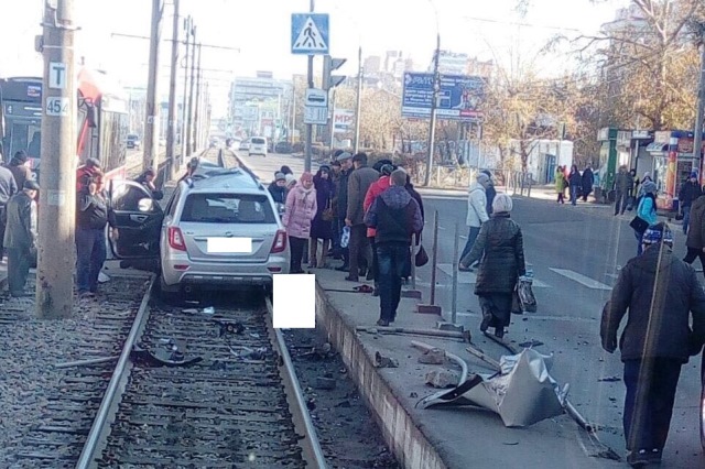 В Улан-Удэ автомобиль насмерть сбил двух человек на трамвайной остановке ► В Улан-Удэ автомобиль насмерть сбил двух человек на трамвайной остановке ►