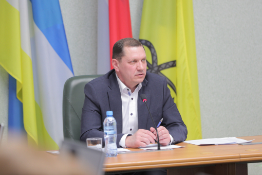 Игорь Шутенков поручил главам администраций районов сразу реагировать на жалобы горожан по отоплению Игорь Шутенков поручил главам администраций районов сразу реагировать на жалобы горожан по отоплению