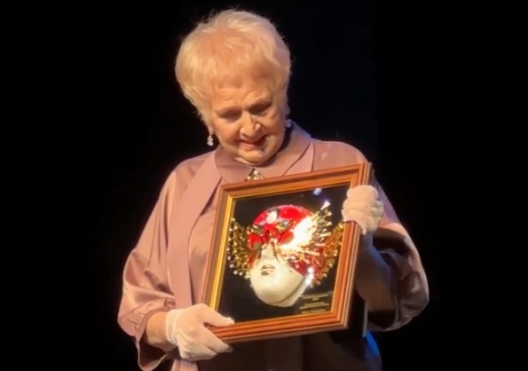 Актрисе Русского драмтеатра Улан-Удэ вручили «Золотую Маску» Актрисе Русского драмтеатра Улан-Удэ вручили «Золотую Маску»