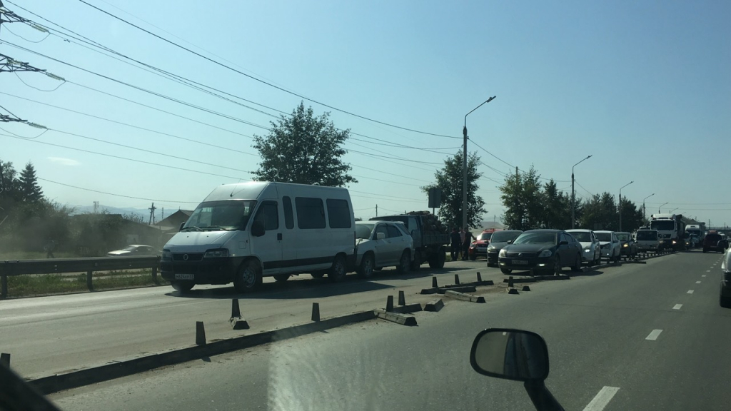 В Улан-Удэ из-за ДТП в Солдатском образовалась большая пробка В Улан-Удэ из-за ДТП в Солдатском образовалась большая пробка