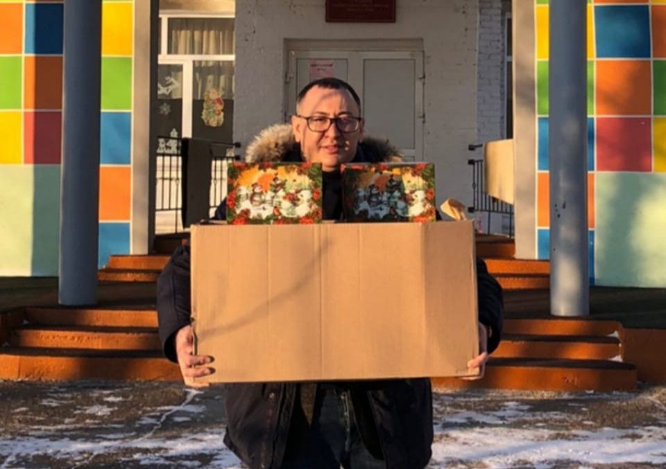 Депутаты Горсовета Улан-Удэ дарят подарки в преддверии Нового года Депутаты Горсовета Улан-Удэ дарят подарки в преддверии Нового года