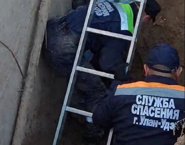 В Улан-Удэ спасли рабочего, которого засыпало грунтом В Улан-Удэ спасли рабочего, которого засыпало грунтом