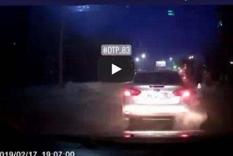 Перебегавшего дорогу мужчину в Улан-Удэ сбил автомобиль ► Перебегавшего дорогу мужчину в Улан-Удэ сбил автомобиль ►