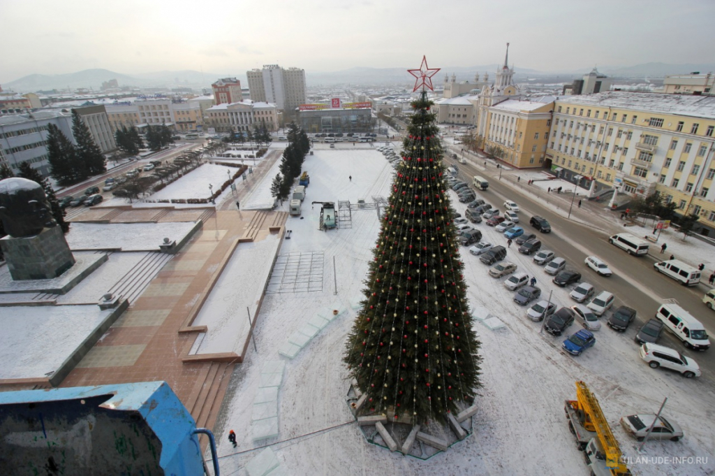 В Улан-Удэ завершили украшение новой главной ёлки города В Улан-Удэ завершили украшение новой главной ёлки города