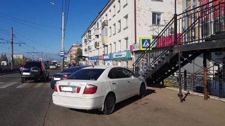 В Улан-Удэ лестницу из здания установили на проезжую часть В Улан-Удэ лестницу из здания установили на проезжую часть