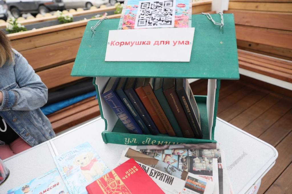 На площади Советов открылся летний читальный зал На площади Советов открылся летний читальный зал