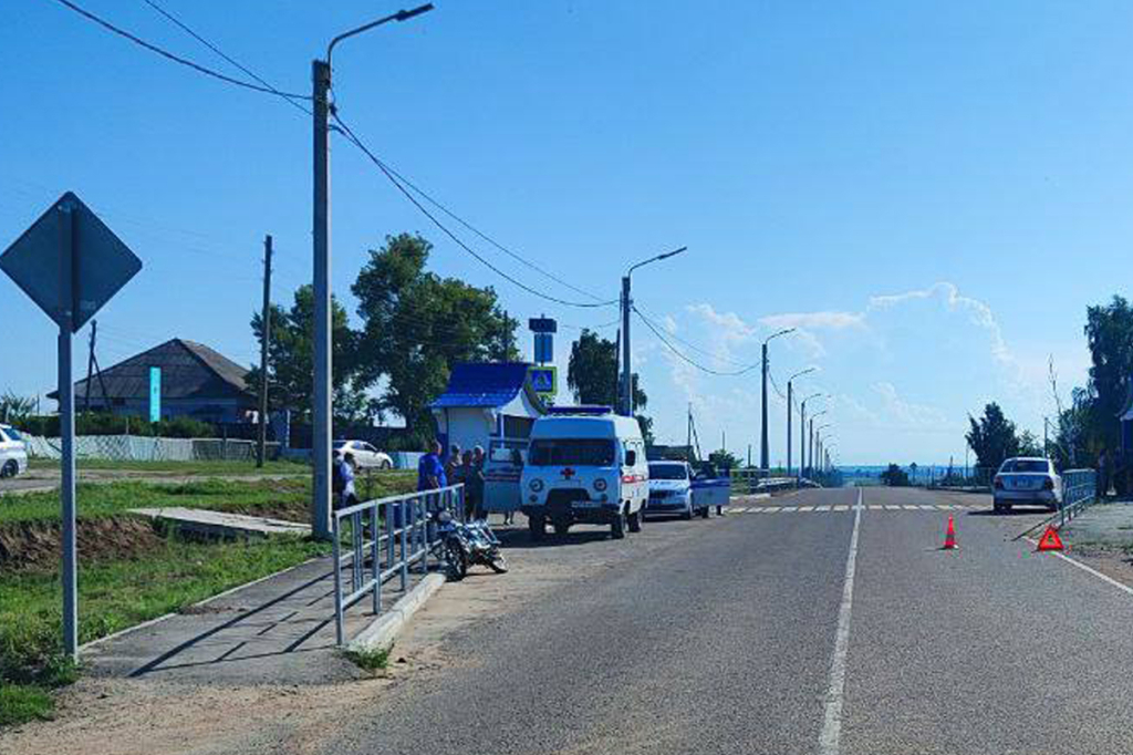 В Бурятии 14–летний парень на мопеде врезался в автомобиль В Бурятии 14–летний парень на мопеде врезался в автомобиль