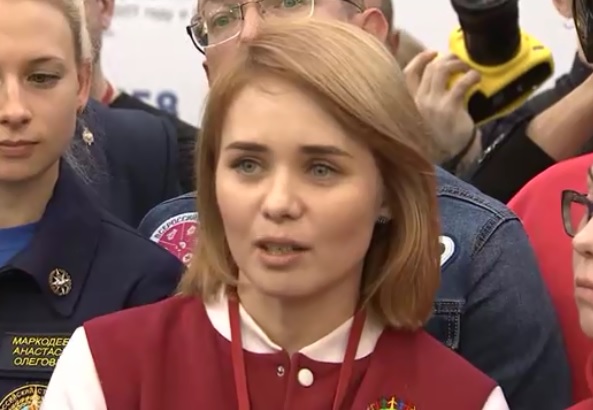 На плече у президента: волонтёр из Бурятии расчувствовалась на встрече с Путиным На плече у президента: волонтёр из Бурятии расчувствовалась на встрече с Путиным