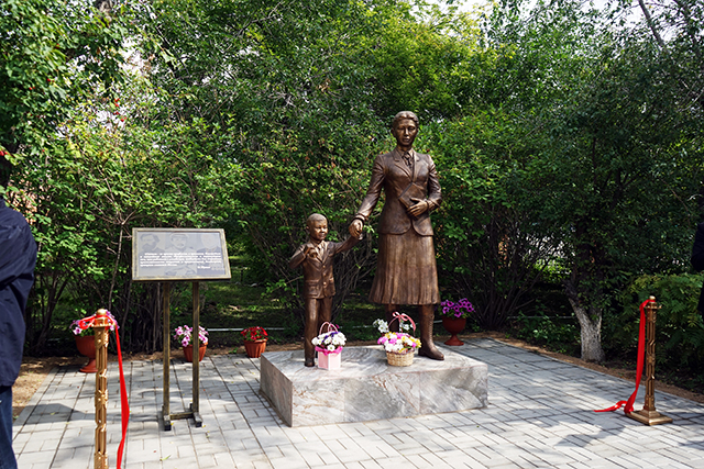 Памятник учителю открыт в столице Бурятии Памятник учителю открыт в столице Бурятии