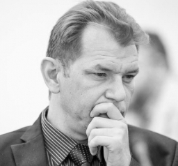 Есть достаточно яркий представитель КПРФ и не менее яркий представитель «Единой России» – там молодой и здесь не старый – узнаваемость побольше у одного, а привлекательность в плане доверия – у другого Есть достаточно яркий представитель КПРФ и не менее яркий представитель «Единой России» – там молодой и здесь не старый – узнаваемость побольше у одного, а привлекательность в плане доверия – у другого