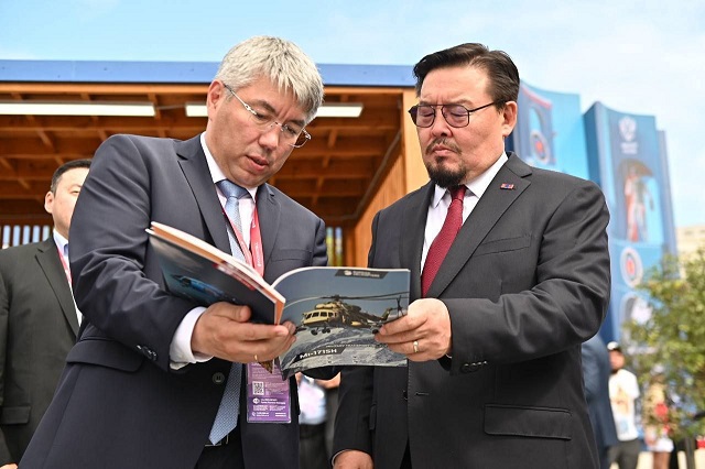 Делегация Монголии ознакомилась с экспозицией Бурятии на ВЭФ Делегация Монголии ознакомилась с экспозицией Бурятии на ВЭФ