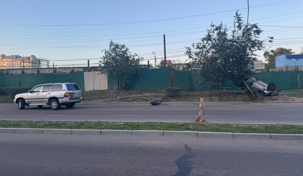 В Улан–Удэ «Хонда» от столкновения с «Лэнд Крузером» влетела в электроопору В Улан–Удэ «Хонда» от столкновения с «Лэнд Крузером» влетела в электроопору