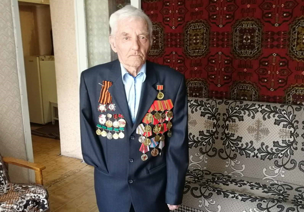 Депутат Улан-Удэнского горсовета поздравил участника Великой Отечественной войны с 75-летием Победы Депутат Улан-Удэнского горсовета поздравил участника Великой Отечественной войны с 75-летием Победы