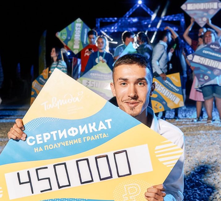 Житель Бурятии выиграл 450 тысяч рублей на «Школу юмора» Житель Бурятии выиграл 450 тысяч рублей на «Школу юмора»