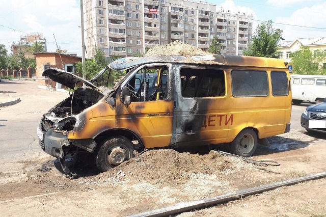 В Улан-Удэ на дороге загорелся автобус с надписью "Дети" В Улан-Удэ на дороге загорелся автобус с надписью "Дети"