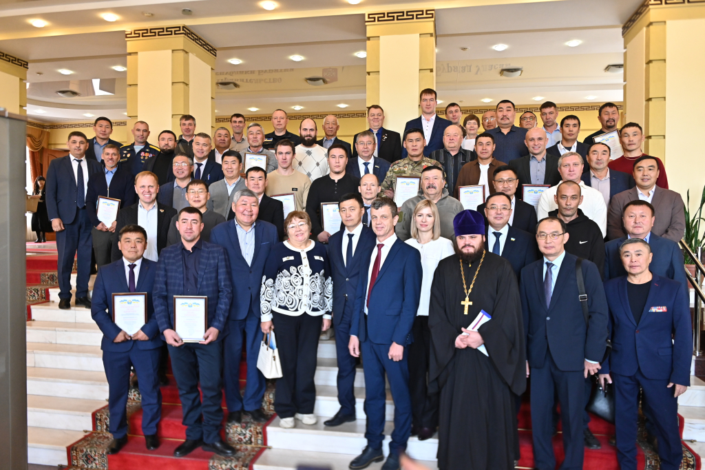 В правительстве Бурятии наградили многодетных отцов В правительстве Бурятии наградили многодетных отцов