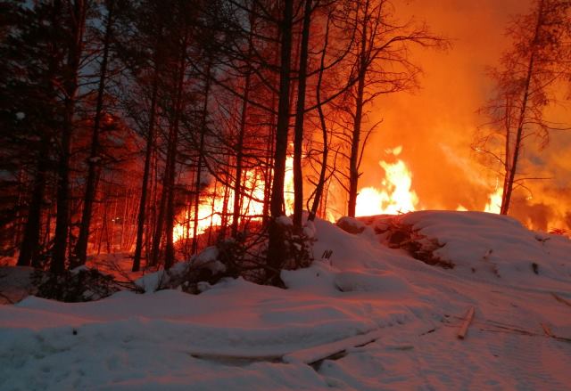 В Бурятии страшный пожар на свалке угрожал жилым домам В Бурятии страшный пожар на свалке угрожал жилым домам