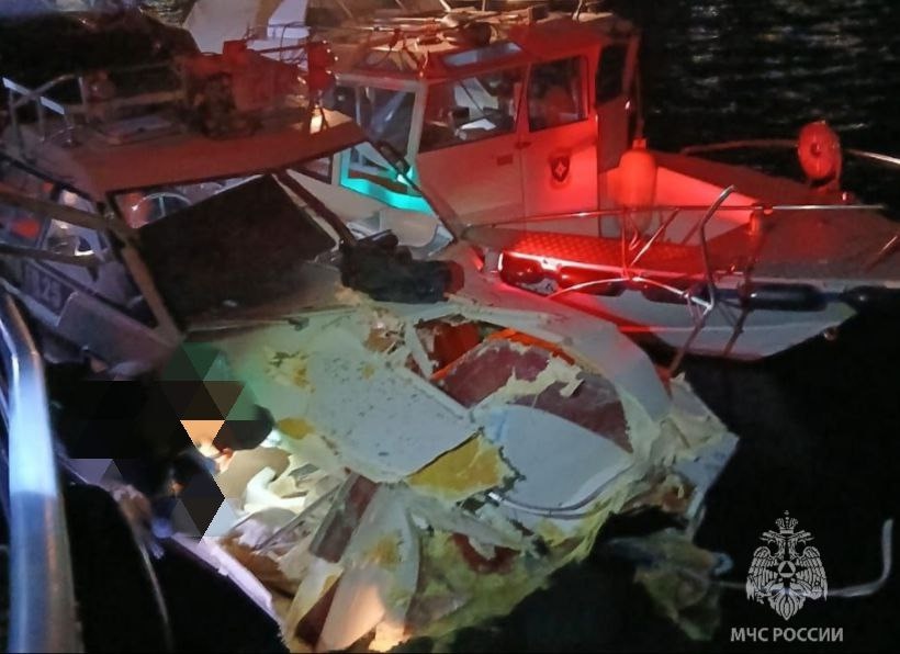 Три человека погибли в столкновении корабля и катера на Байкале Три человека погибли в столкновении корабля и катера на Байкале