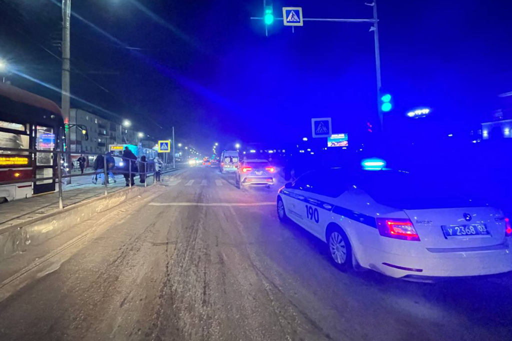 В Улан–Удэ двух переходивших дорогу на красный сигнал светофора пешеходов сбила машина В Улан–Удэ двух переходивших дорогу на красный сигнал светофора пешеходов сбила машина