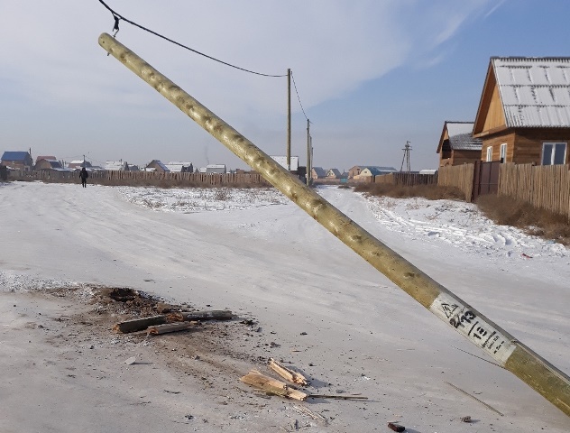 В Бурятии упавший столб повис на проводах над прохожими В Бурятии упавший столб повис на проводах над прохожими