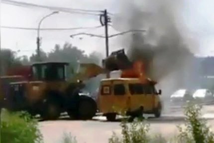 Горящую на дороге в Улан-Удэ "Газель" тушил песком погрузчик ► Горящую на дороге в Улан-Удэ "Газель" тушил песком погрузчик ►