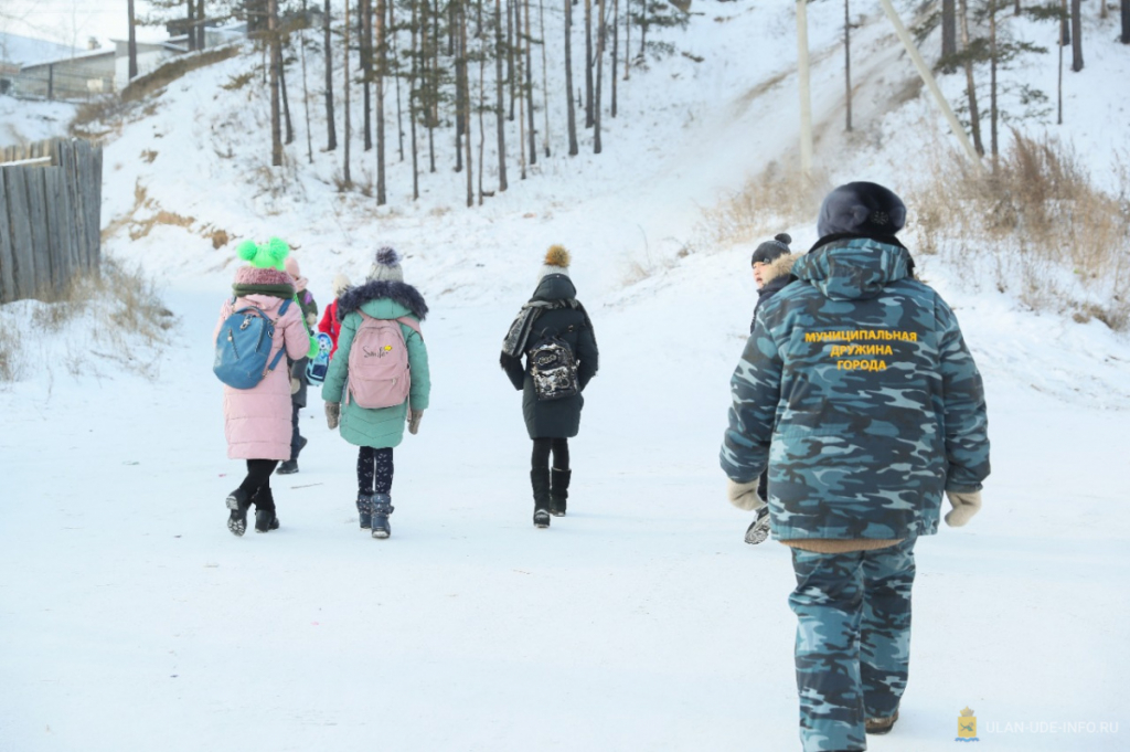 В поселке Забайкальском улицы патрулируют дружинники В поселке Забайкальском улицы патрулируют дружинники