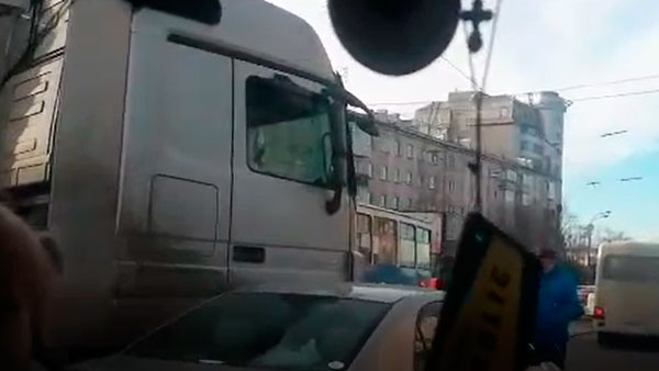 Трамваи встали в результате ДТП с фурой в центре Улан-Удэ Трамваи встали в результате ДТП с фурой в центре Улан-Удэ