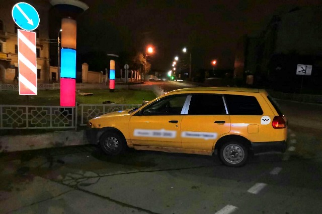 Таксисту ночью стало плохо в пути и он попал в ДТП в центре Улан-Удэ Таксисту ночью стало плохо в пути и он попал в ДТП в центре Улан-Удэ