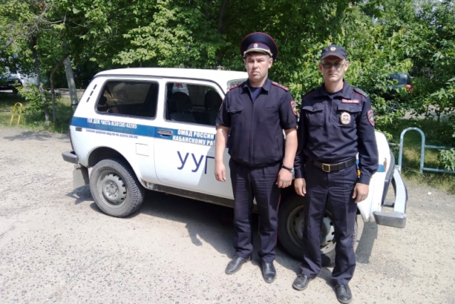 В Бурятии полицейские спасли на Байкале отдыхающих В Бурятии полицейские спасли на Байкале отдыхающих