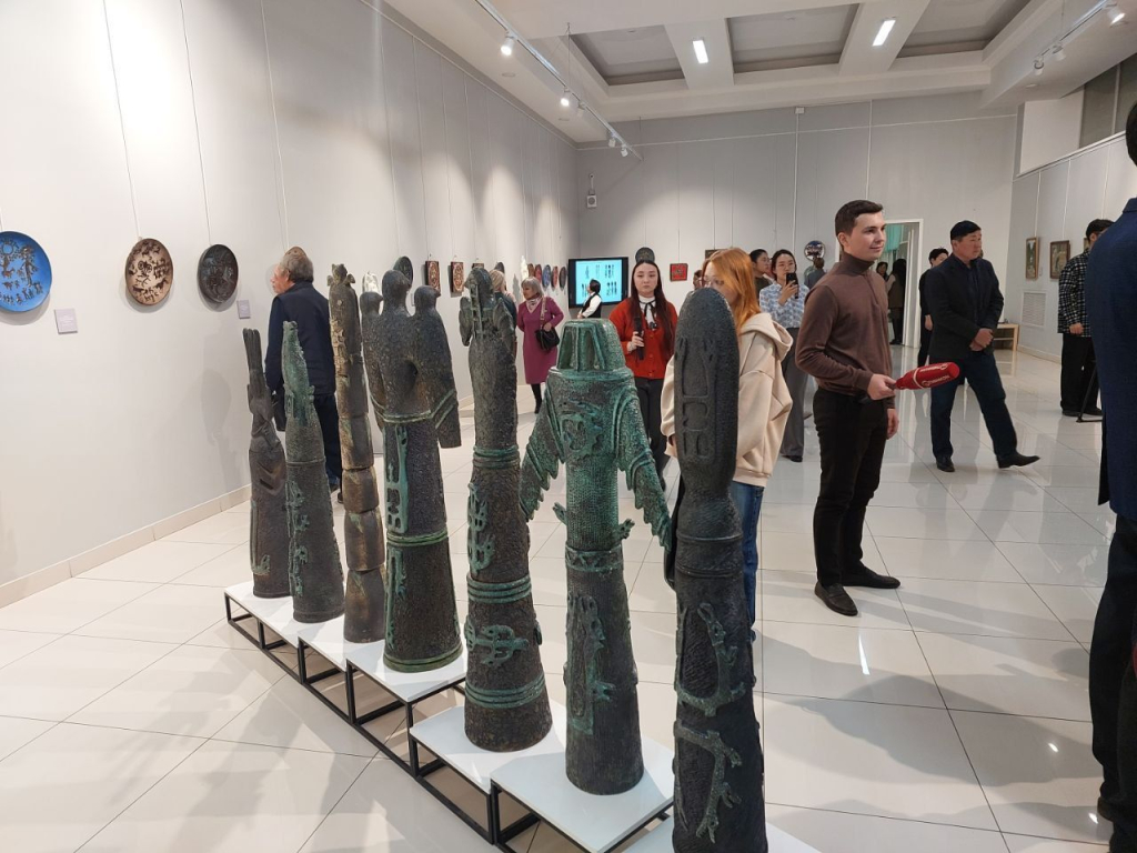 В Улан–Удэ открылась выставка народного художника России, керамиста и живописца Галины Визель В Улан–Удэ открылась выставка народного художника России, керамиста и живописца Галины Визель