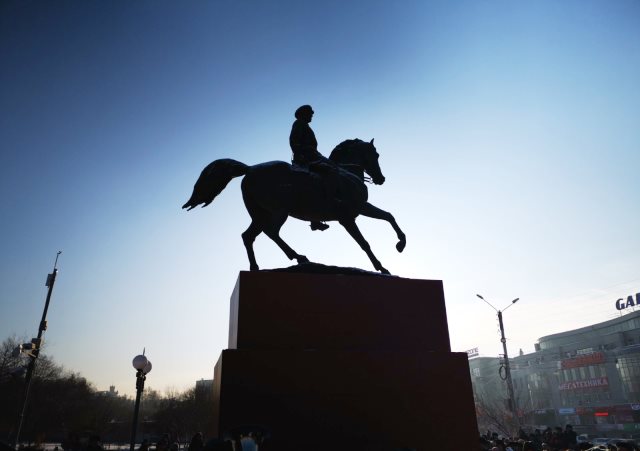 В центре Улан-Удэ открыли памятник маршалу Рокоссовскому В центре Улан-Удэ открыли памятник маршалу Рокоссовскому