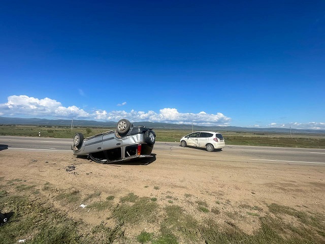 Сотрудники полиции работают на месте ДТП в Иволгинском районе Бурятии Сотрудники полиции работают на месте ДТП в Иволгинском районе Бурятии
