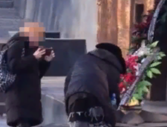 В Улан-Удэ две девушки прикурили от Вечного огня В Улан-Удэ две девушки прикурили от Вечного огня