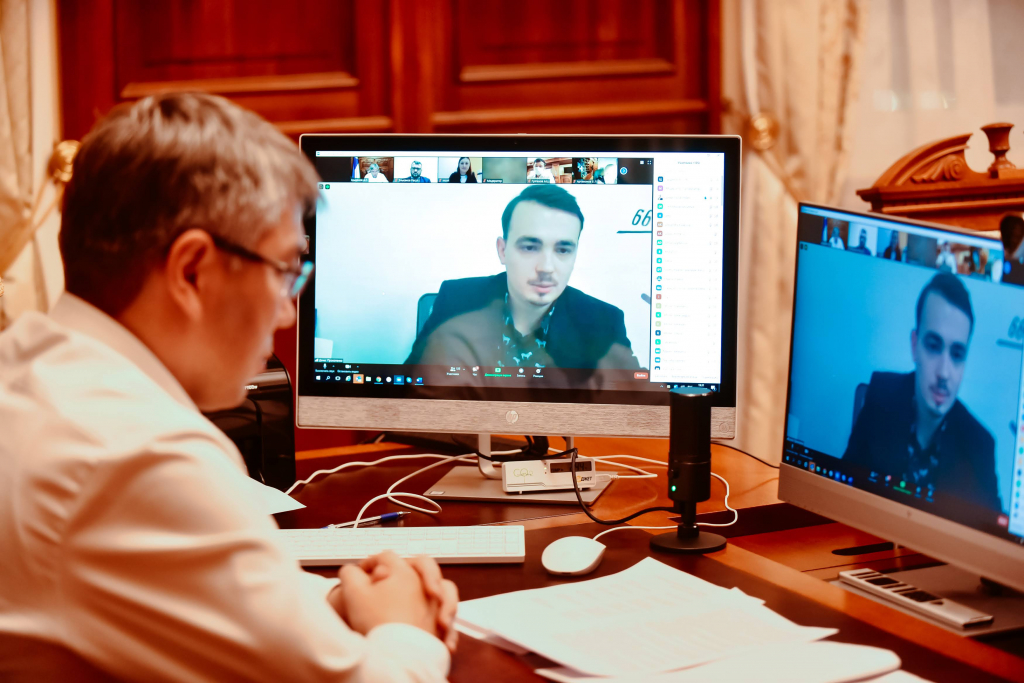 Глава Бурятии пригласил студентов Московского авиационного института работать в Улан-Удэ Глава Бурятии пригласил студентов Московского авиационного института работать в Улан-Удэ
